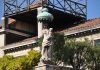 La Madonna col Bambino, statue su un muro di cinta sul Rio dei Ognissanti, nel Sestiere di Dorsoduro