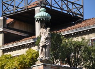 La Madonna col Bambino, statue su un muro di cinta sul Rio dei Ognissanti, nel Sestiere di Dorsoduro