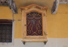 Il Cristo in croce nel tabernacolo (capitèło) in Calle dei Cristi, nel Sestiere di San Polo