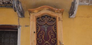 Il Cristo in croce nel tabernacolo (capitèło) in Calle dei Cristi, nel Sestiere di San Polo