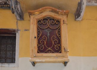 Il Cristo in croce nel tabernacolo (capitèło) in Calle dei Cristi, nel Sestiere di San Polo