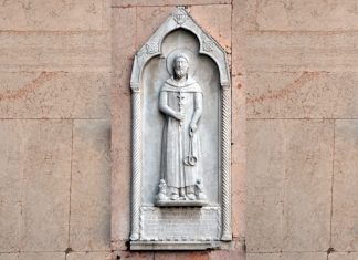 San Leonardo e San Cristoforo, rilievi in Campo de la Carità, nel Sestiere di Dorsoduro