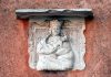 La Madonna coronata col Bambino, bassorilievo in Campo San Polo