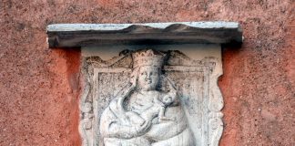 La Madonna coronata col Bambino, bassorilievo in Campo San Polo