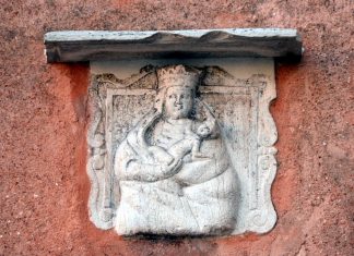 La Madonna coronata col Bambino, bassorilievo in Campo San Polo