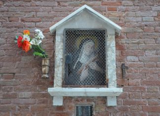 Santa Rita da Cascia, dipinto nel tabernacolo (capitèło) in Calle de le Burchiele, nel Sestiere di Santa Croce