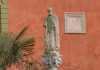 Sant’Angelo di Gerusalemme, statua su un giardino al Malcanton, nel Sestiere di Santa Croce