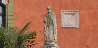 Sant’Angelo di Gerusalemme, statua su un giardino al Malcanton, nel Sestiere di Santa Croce