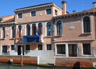 La Madonna seduta in trono col Bambino, rilievo inFondamenta San Sebastian