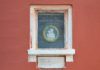 La Madonna col Bambino, maiolica nel tabernacolo (capitèło) in Calle Foscari, nel Sestiere di Dorsoduro