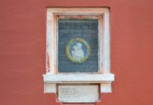 La Madonna col Bambino, maiolica nel tabernacolo (capitèło) in Calle Foscari, nel Sestiere di Dorsoduro