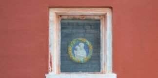 La Madonna col Bambino, maiolica nel tabernacolo (capitèło) in Calle Foscari, nel Sestiere di Dorsoduro