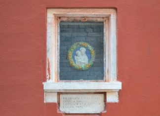 La Madonna col Bambino, maiolica nel tabernacolo (capitèło) in Calle Foscari, nel Sestiere di Dorsoduro