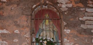 La Madonna del Carmine, dipinto nel tabernacolo (capitèło) del Sotoportego de la Madona, nel Sestiere di Dorsoduro