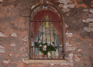 La Madonna del Carmine, dipinto nel tabernacolo (capitèło) del Sotoportego de la Madona, nel Sestiere di Dorsoduro