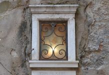 La Madonna col Bambino stampa nel tabernacolo (capitèło) in Corte de l’Aseo, nel Sestiere di Dorsoduro