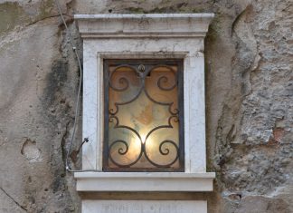 La Madonna col Bambino stampa nel tabernacolo (capitèło) in Corte de l’Aseo, nel Sestiere di Dorsoduro