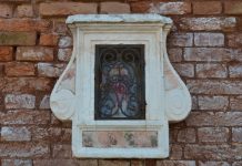 Il Sacro Cuore di Gesù, statuetta nel tabernacolo (capitèło) in Fondamenta Minotto, nel Sestiere di Santa Croce