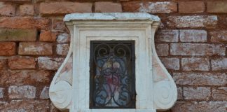 Il Sacro Cuore di Gesù, statuetta nel tabernacolo (capitèło) in Fondamenta Minotto, nel Sestiere di Santa Croce
