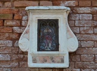 Il Sacro Cuore di Gesù, statuetta nel tabernacolo (capitèło) in Fondamenta Minotto, nel Sestiere di Santa Croce