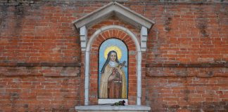 Santa Teresa del Bambino Gesù nel tabernacolo (capitèło) in Fondamenta del Monastero, nel Sestiere di Santa Croce