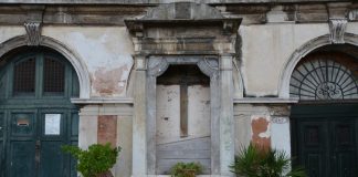 Croce in legno nel tabernacolo (capitèło) in Campo San Simeon Picolo, nel Sestiere di Santa Croce