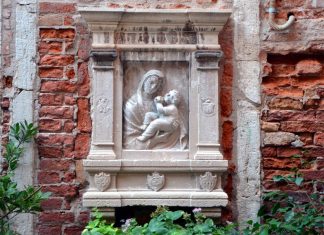 La Madonna col Bambino, nel tabernacolo (capitèło) in Corte dei Mercanti, nel Sestiere di Santa Croce