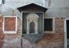 La Madonna col Bambino, dipinto nel tabernacolo (capitèło) in Calle del Tragheto San Gregorio, nel Sestiere di Dorsoduro
