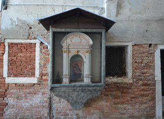 La Madonna col Bambino, dipinto nel tabernacolo (capitèło) in Calle del Tragheto San Gregorio, nel Sestiere di Dorsoduro