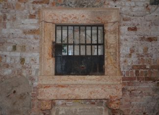 La Madonna, bassorilievo in marmo nel tabernacolo (capitèło) del Sotoportego de le Romite, nel Sestiere di Dorsoduro