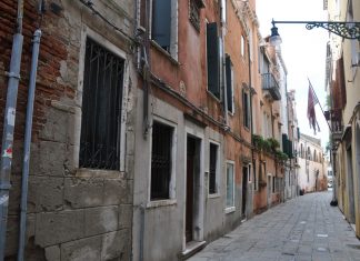 San Giorgio, bassorilievo di Calle de le Carozze, nel Sestiere San Marco