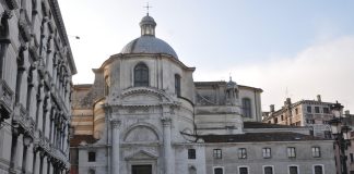 Santa Lucia, dipinto all’ingresso della Chiesa di San Geremia, nel Sestiere di Cannaregio