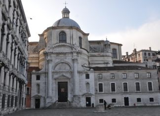Santa Lucia, dipinto all’ingresso della Chiesa di San Geremia, nel Sestiere di Cannaregio