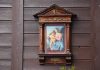 La Madonna col Bambino, dipinto nel tabernacolo (capitèło) in Campo Santa Sofia, chiosco dei gondolieri, nel Sestiere di Cannaregio