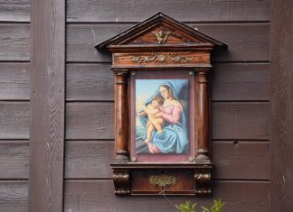 La Madonna col Bambino, dipinto nel tabernacolo (capitèło) in Campo Santa Sofia, chiosco dei gondolieri, nel Sestiere di Cannaregio