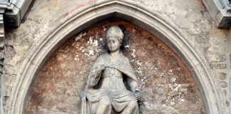 San Ludovico da Tolosa, statua nella lunetta del portale d’ingresso della Chiesa di Sant’Alvise