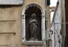 La Madonna Annunziata (in ascolto), statua in Calle del Teatro o de la Comedia, nel Sestiere di San Marco