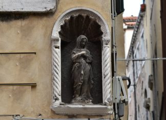 La Madonna Annunziata (in ascolto), statua in Calle del Teatro o de la Comedia, nel Sestiere di San Marco