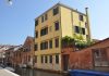 Il Sacro Cuore di Gesù, bassorilievo sulla facciata di una casa in Rio del Batelo, nel Sestiere di Cannaregio