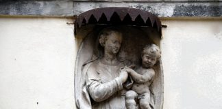 La Madonna col Bambino, altorilievo in Calle dei Fabbri, nel Sestiere di San Marco