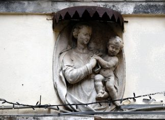 La Madonna col Bambino, altorilievo in Calle dei Fabbri, nel Sestiere di San Marco