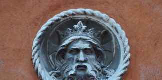 Il Volto Santo dei Lucchesi, bassorilievo in Rio Terà de la Madalena, nel Sestiere di Cannaregio