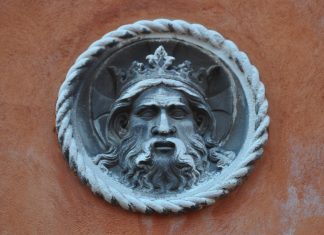 Il Volto Santo dei Lucchesi, bassorilievo in Rio Terà de la Madalena, nel Sestiere di Cannaregio