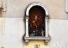Il Cristo in croce nel tabernacolo (capitèło) sul Ponte de la Feltrina, nel Sestiere di San Marco