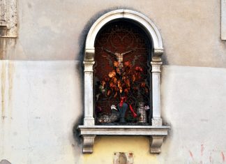 Il Cristo in croce nel tabernacolo (capitèło) sul Ponte de la Feltrina, nel Sestiere di San Marco