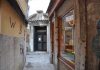 La Madonna col Bambino, bassorilievo sopra l’ingresso della Chiesa di Santa Sofia, in Ramo de l’Oca, nel Sestiere di Cannaregio