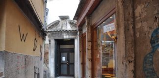 La Madonna col Bambino, bassorilievo sopra l’ingresso della Chiesa di Santa Sofia, in Ramo de l’Oca, nel Sestiere di Cannaregio