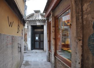La Madonna col Bambino, bassorilievo sopra l’ingresso della Chiesa di Santa Sofia, in Ramo de l’Oca, nel Sestiere di Cannaregio
