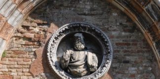 Il Padre Eterno, altorilievo in Fondamenta dei Servi, nel Sestiere di Cannaregio