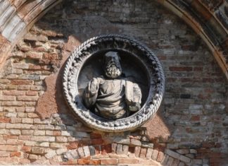 Il Padre Eterno, altorilievo in Fondamenta dei Servi, nel Sestiere di Cannaregio